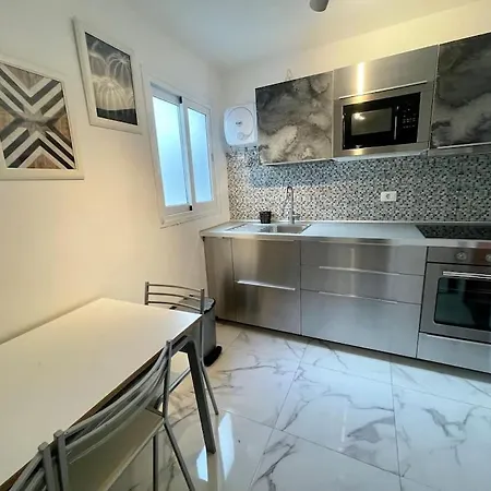 New Big Flat With Balcony 50mts Away From Parking Optional * Las Palmas