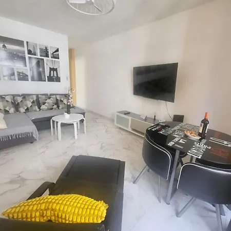 New Big Flat With Balcony 50mts Away From Parking Optional Appartement