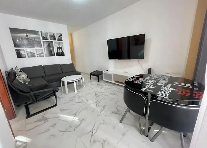 アパート New Big Flat With Balcony 50mts Away From Parking Optional *