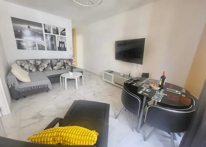 New Big Flat With Balcony 50mts Away From Parking Optional Appartamento