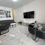 公寓 New Big Flat With Balcony 50mts Away From Parking Optional *