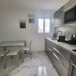 New Big Flat With Balcony 50mts Away From Parking Optional 公寓 *