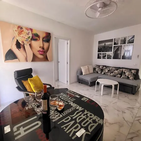 New Big Flat With Balcony 50mts Away From Parking Optional 公寓